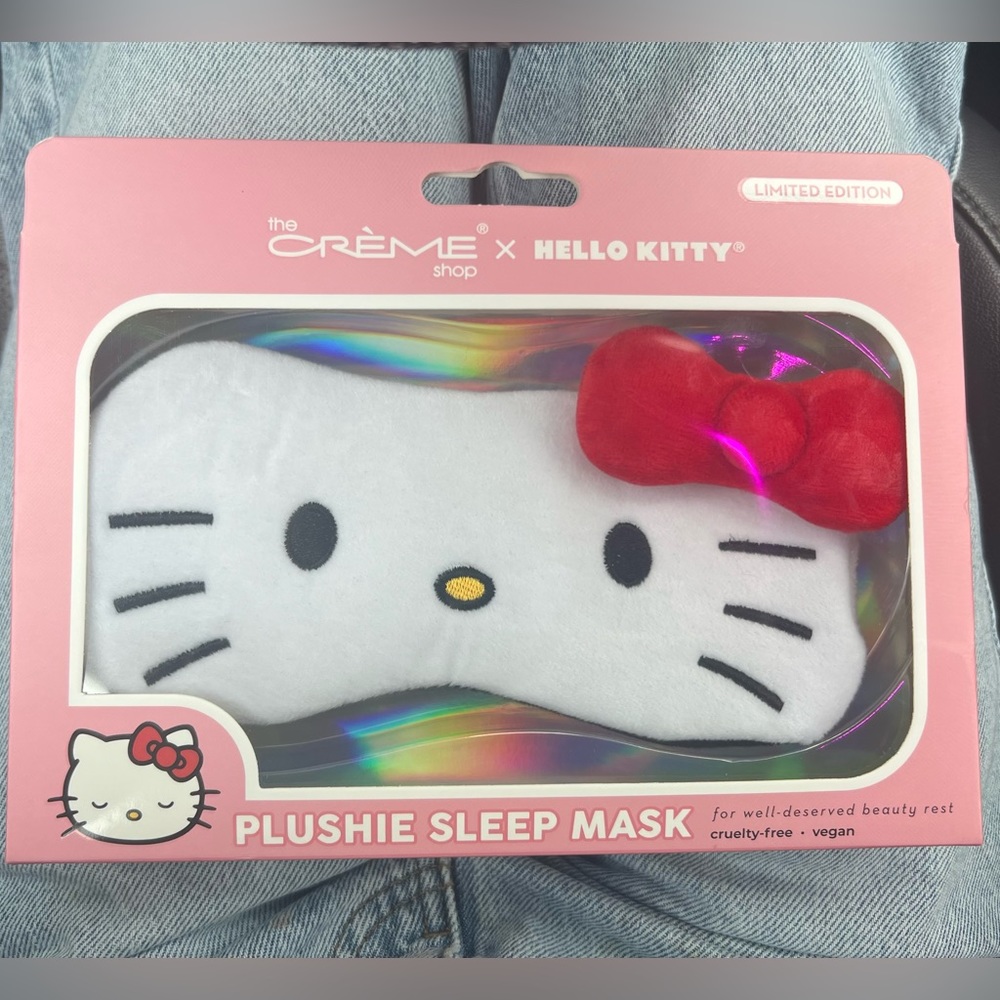 ❥ Brand new Crème X Hello Kitty plushie sleep masks